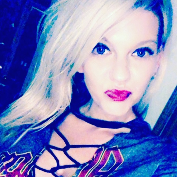 Meet your Posher, Renee Feel Free to offer ❤️ - Picture 5 of 10